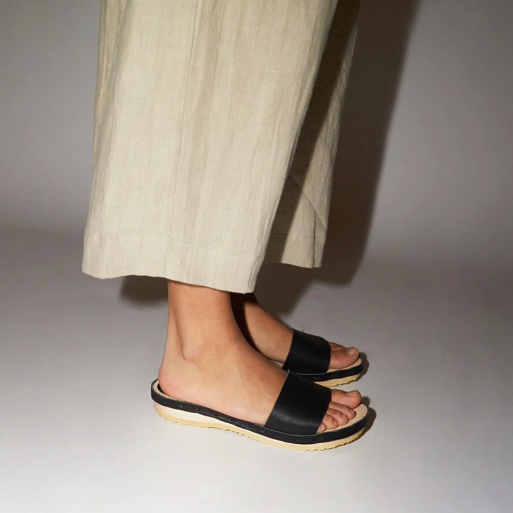 No. 6 Outline Sandals